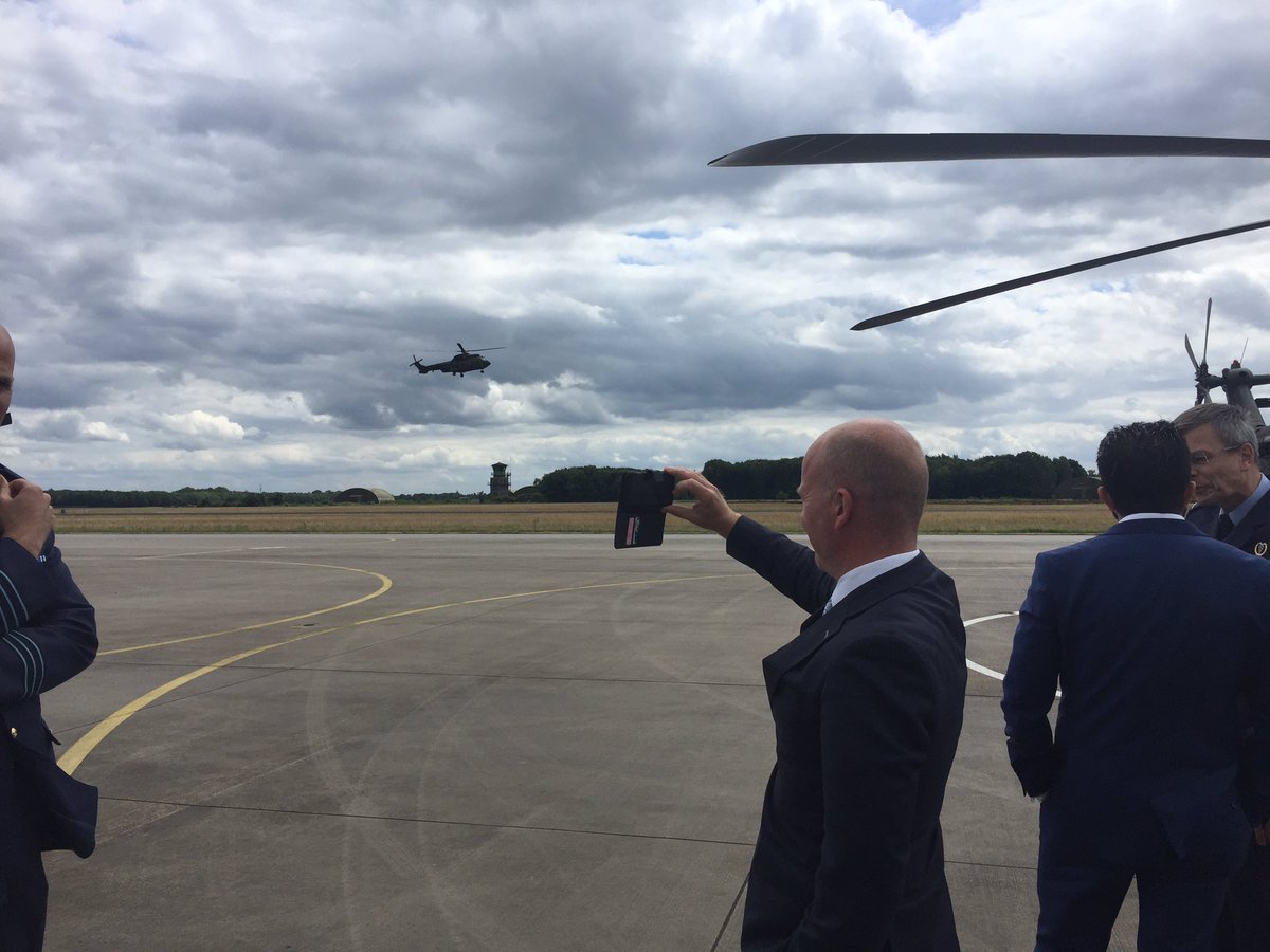 andresteur's tweet photo. Mooi bezoek VC Defensie! Warme belangstelling voor de @Kon_Luchtmacht en onze mensen.
Fonkeling in de ogen. Dank! https://t.co/orkWiZsK0T https://t.co/4TWARTpaxm
