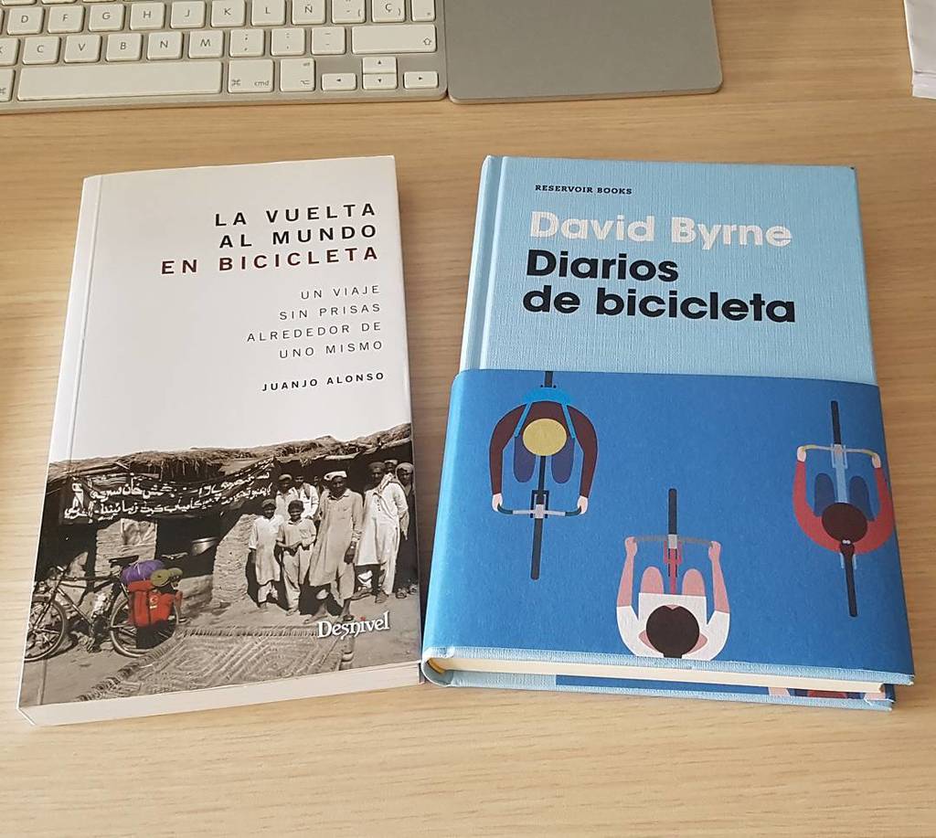 Cuentaviajescom's tweet photo. Nos han regalado un par de libros de #viajes que parecen muy interesantes.  Creo que vamos a tener que ir planificando algo en #bicicleta https://t.co/xzr12DUvCr
