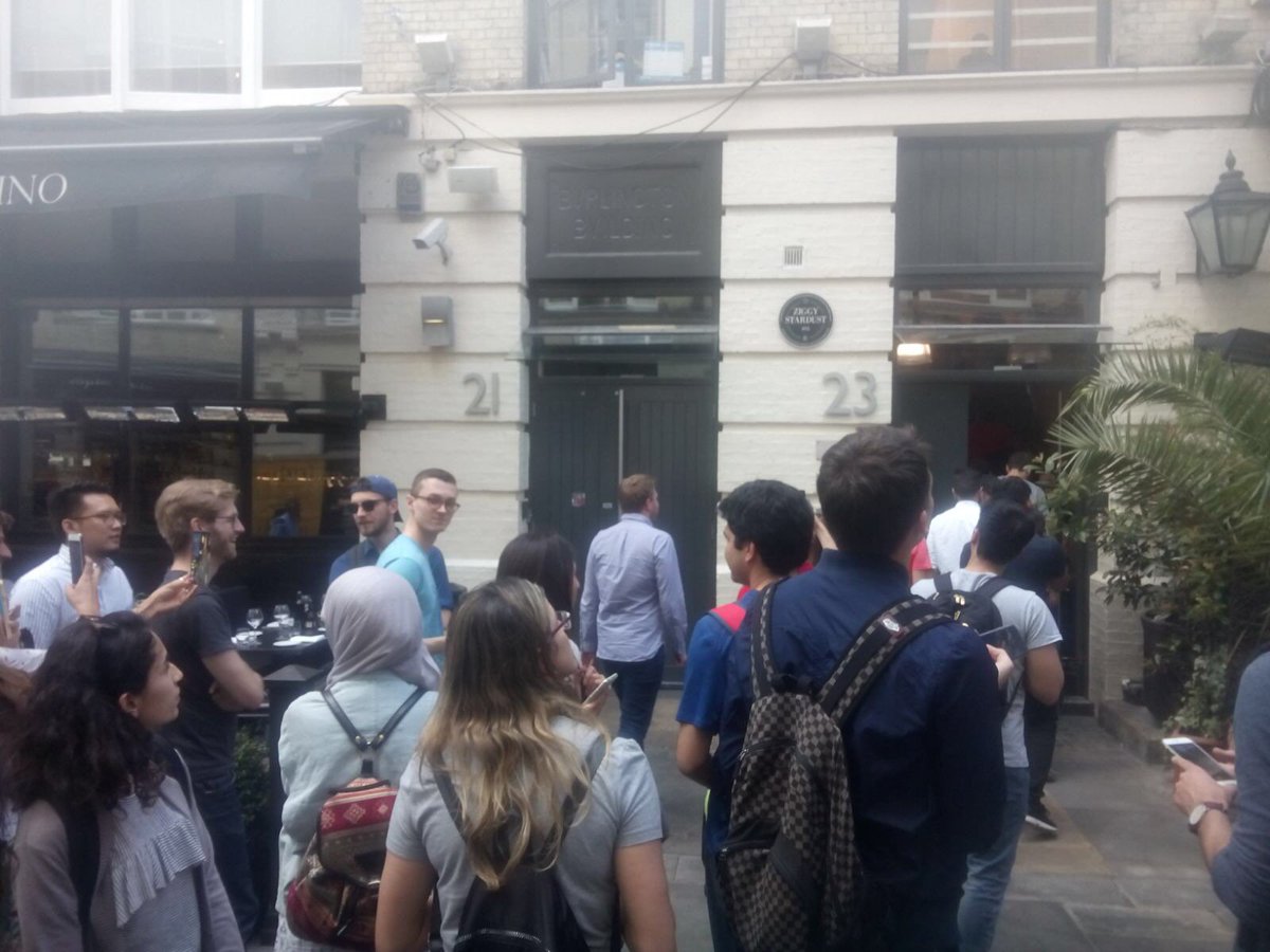 Delfinschool's tweet photo. Some pictures of our #Students during the Musical #London Walking Tour! #delfinlife #delfiners https://t.co/U873Nz8rS7