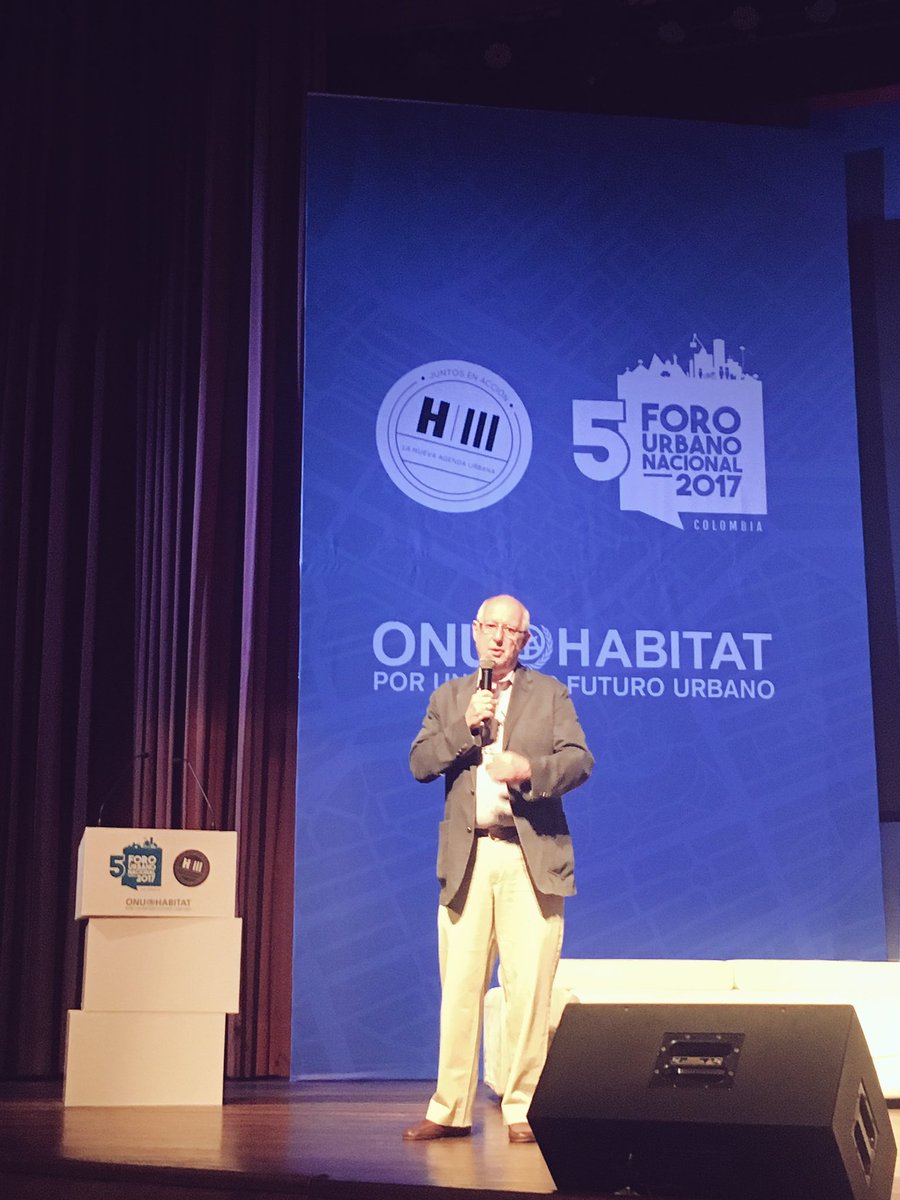 fun_col's tweet image. Nuestro primer speaker del día #MichaelCohen habla de la #NuevaAgendaUrbana y la lógica global en correlación con #Colombia #FUN5