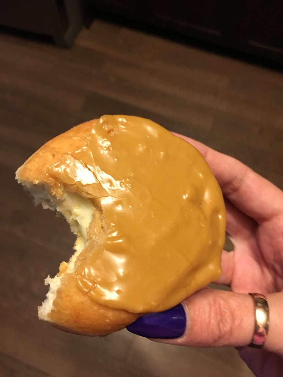 casingqueen's tweet image. Damn you Canadian Maple! My biggest weakness 😍 Is it cheat day? Lol  #timhortons #canadianmaple #yummy #picoftheday #nodiethere