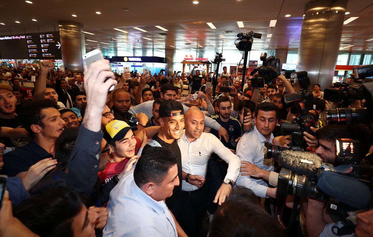 Footballogue's tweet photo. [#Transfert🔄] BREAKING !

Nabil Dirar est arrivé à l'aéroport d'Istanbul. Il va passer sa visite médicale avec Fenerbahce. https://t.co/YFV5WvKDcJ