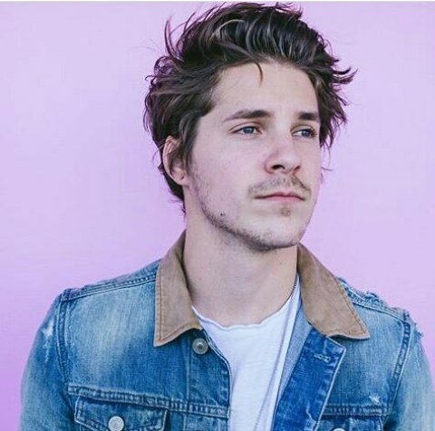 OLNBrazil's tweet photo. Today is the birthday of our favorite singer!!
HAPPY BIRTHDAY @TrevorOLN https://t.co/VVG38oX2NQ