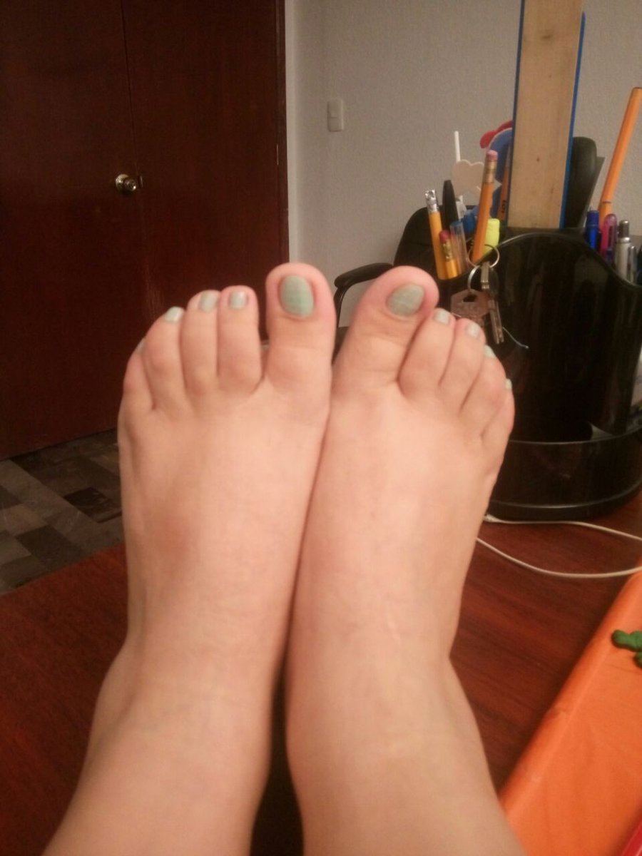 LindosPiesMEX's tweet photo. Te gustan?   👣👣😘
@crazyforfeet @MonicaGolosa
#PiesDeMujer #prettyfeet #latinfeet
#pieslindos #BellosPies #pies #nakedtoes #toes https://t.co/YpnO9PCl2T