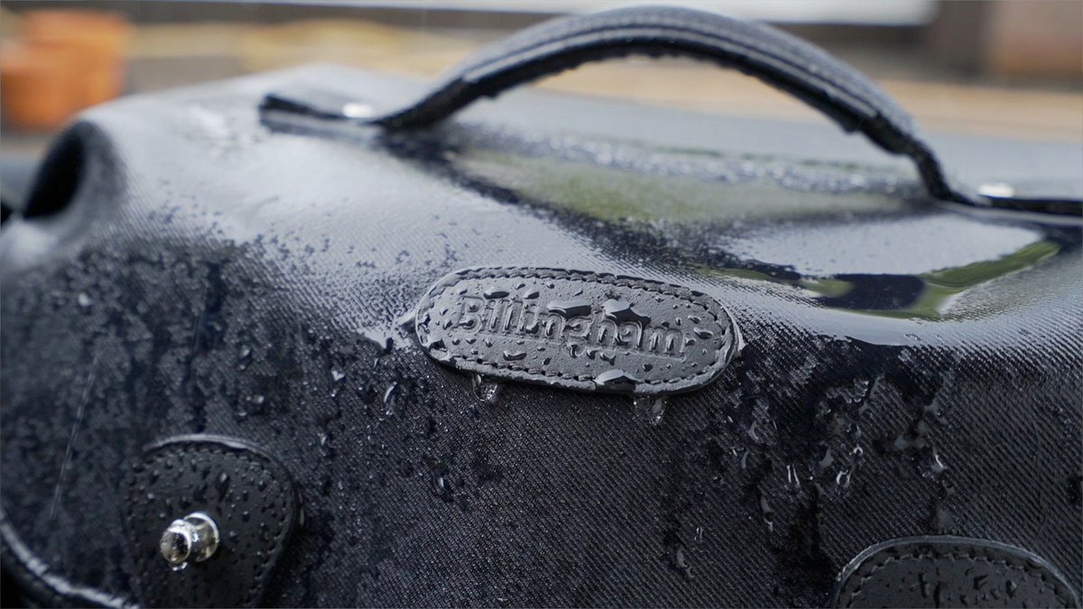 lokcheung's tweet photo. Are @BillinghamBags REALLY rainproof? I left the new #HadleyOne and my own 3 yrs old #HadleyPro in the rain: https://t.co/hbtKzofZyk https://t.co/8v8ThRdv4y