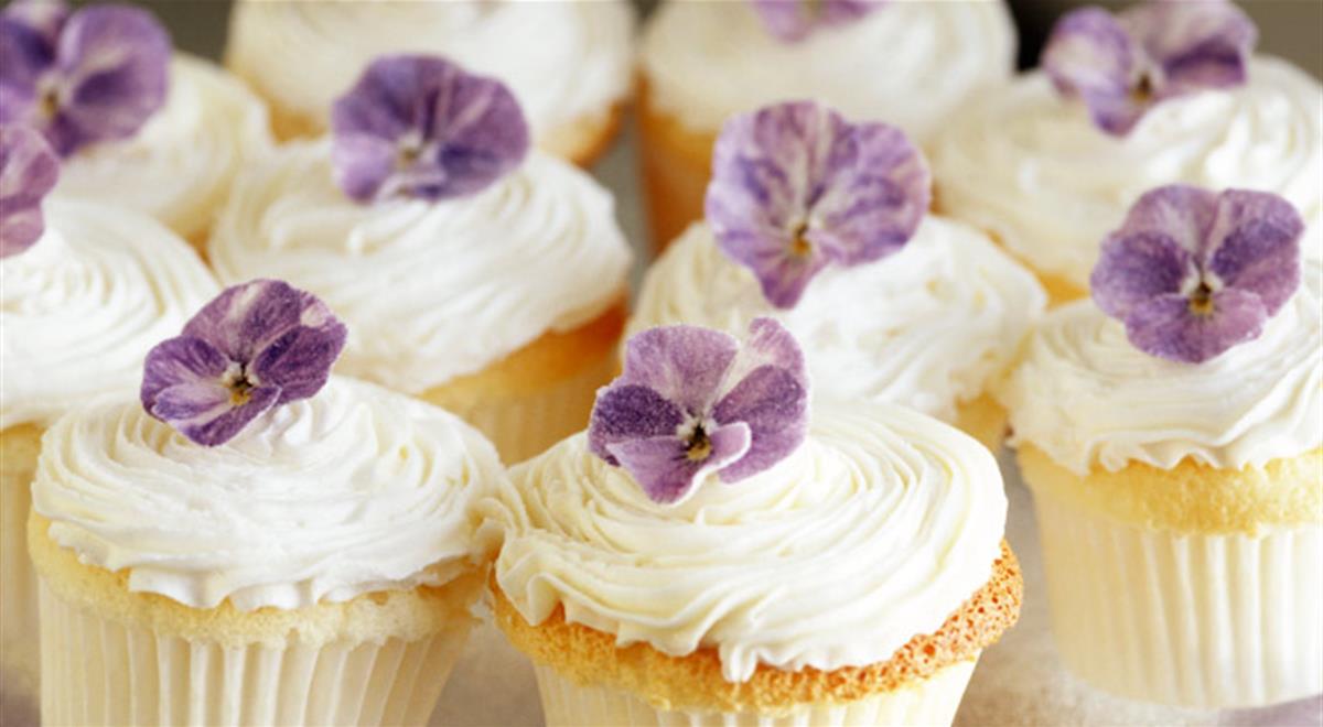 Gluten-free Cupcakes With Cream And Violets crwd.fr/2raKm7w