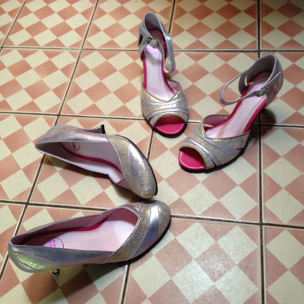 annabelWinship's tweet photo. Bijoux pour les pieds #goldandnude #jewelshoes #annabelwinship #dancinggold #tralalala #tchin 
https://t.co/TerrnXHSPA https://t.co/w0bmgaPCjF