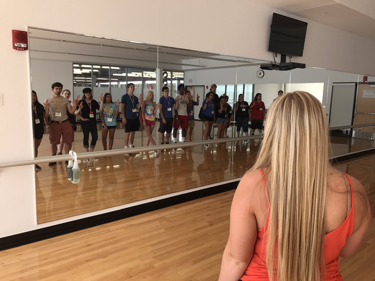 SOSorryitsktray's tweet photo. "Mirror, mirror, on the wall, who's the best class of them all?"🎐 ✨#UofL21  #cardinalchallenge #uoflorientation https://t.co/ZCG8JNil86