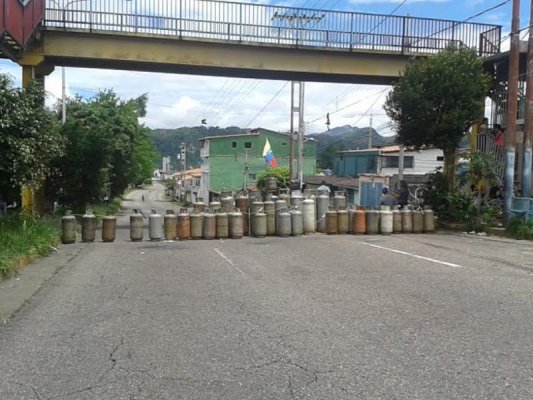 dejanirasilveir's tweet image. #16Jun #TACHIRA Q VIVAN LOS #GOCHOSArrechos CONTINUAN ENGUARIMBADOS TRANCADO CON BOMBONAS XFALTA D GAS #TRANCAVZLA GUARIMBA YA @sobramarmed