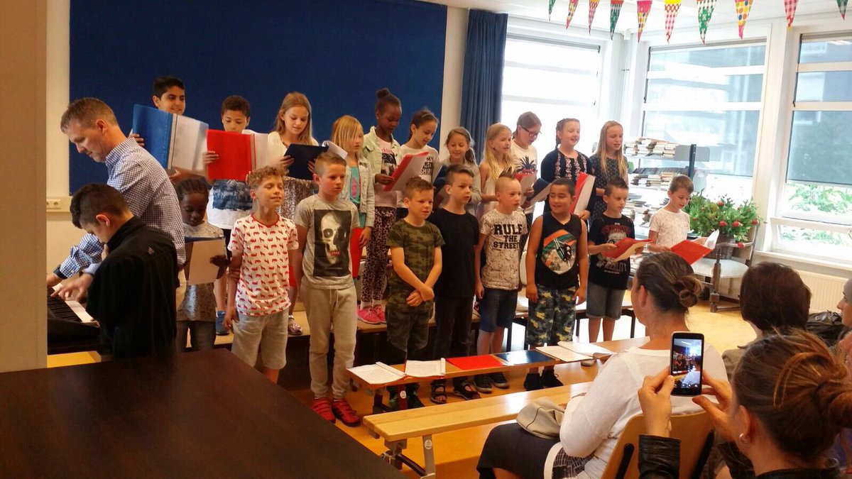 obsDePionier's tweet image. Muziek maakt school, knappe kinderen en mooie muziek! Toppers👍🏽🎹