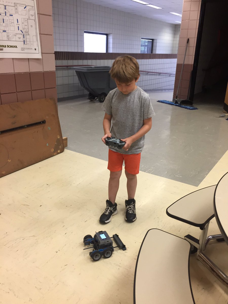 MarvinScience's tweet photo. We've had another exciting week working on our robots! @DCESOracles #summeristhebest #robotsarecool #oraclepride https://t.co/8B1RojB0FS
