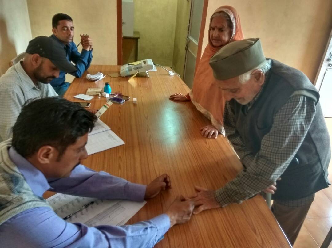 airnewsalerts's tweet photo. #HimachalPradesh: 60% of voters out of 91,000 sealed fate of 126 candidates in polling for #ShimlaMunicipalCorporation.

#SMCElection2017 https://t.co/mbCZZMFCdT