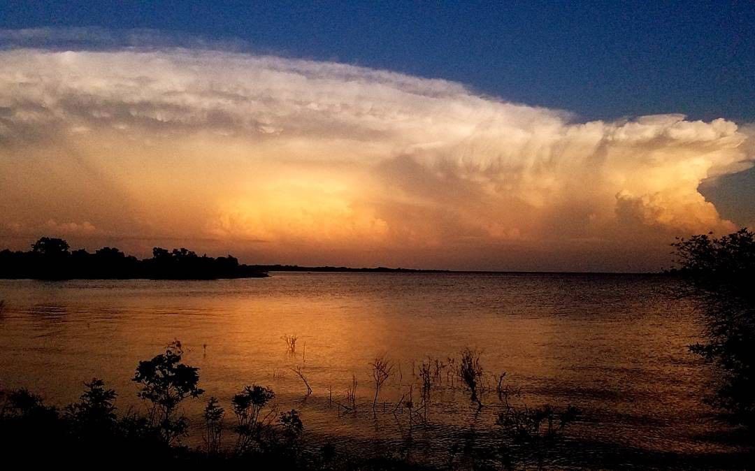 MaxWeather's tweet image. An amazing photo of a distant thunderstorm, from Fort Cobb Lake Tuttle OK, on May 27, 2017 by @kellion67 on Instagram