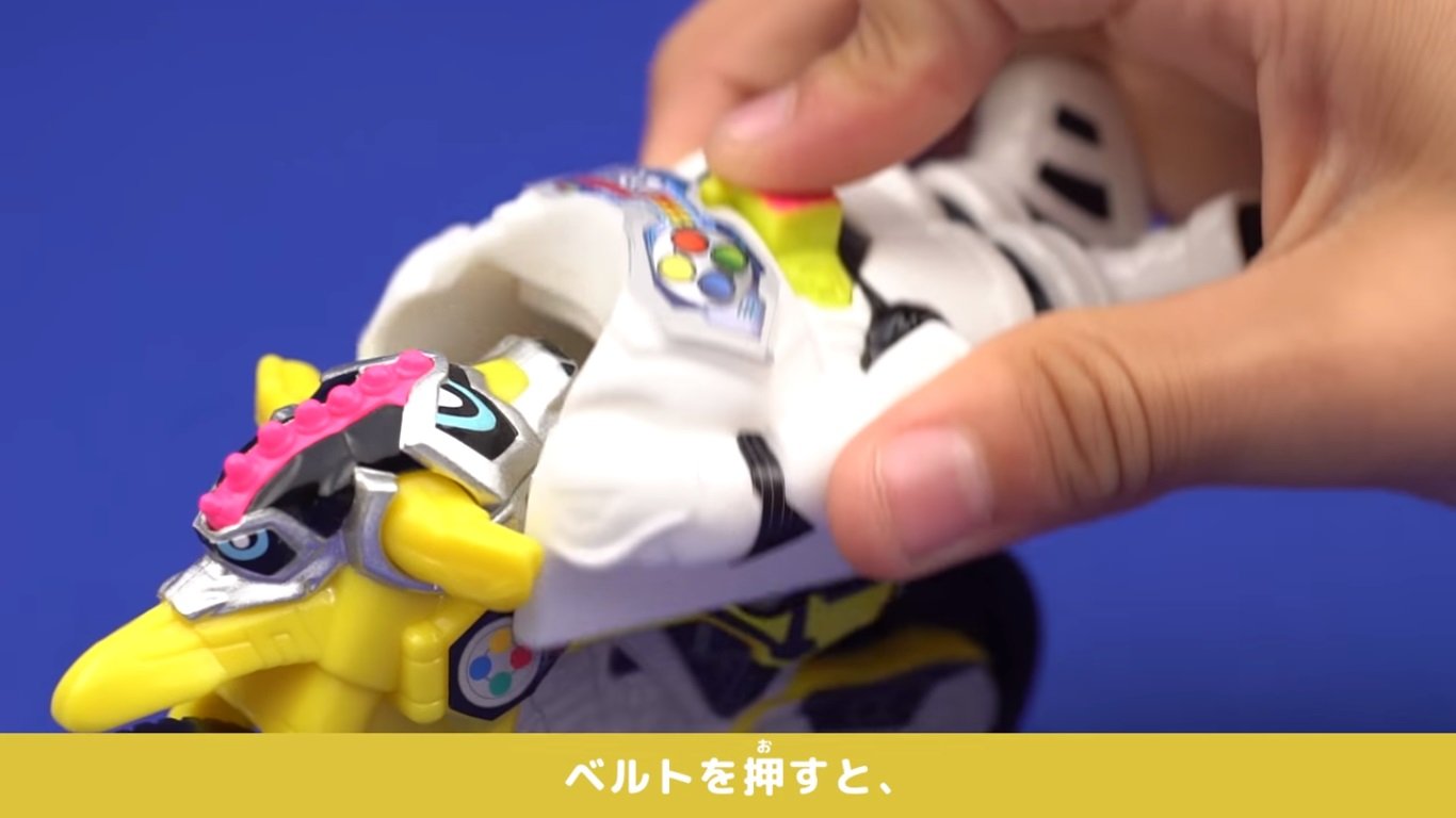音速の騎士 仮面ライダーエグゼイド ハッピーセットのレーザー 形状おかしいだろっ 怒 と思ったらレベル1からレベル2への可変という超絶ギミック採用に衝撃 ﾜﾛﾀw エグゼイドのハッピーセット始まってるので今週末はノリに乗ってマックへgo T