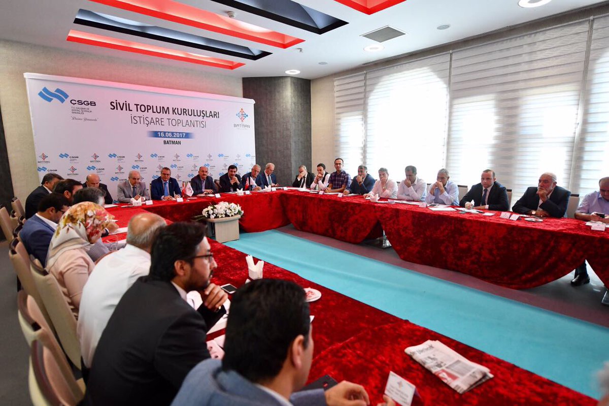 Batman Valiliğimizin organizasyonuyla STK temsilcileri ve kanaat önderlerimizle İl değerlendirme toplantımızı gerçekleştiriyoruz.