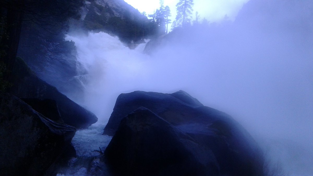 illya__v's tweet photo. The raging #mistfalls in Kings Canyon National Park, CA. 2 pics on the Mist Falls Trail #seki #sierra #nature #optoutside #kingscanyon https://t.co/WyNNiE4J9x