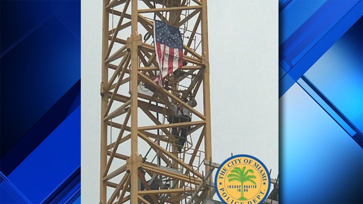 #UPDATE @MiamiPD & @CityofMiamiFire safely remove chained man sitting on crane bit.ly/2s9ScAW https://t.co/CFixAHcChu