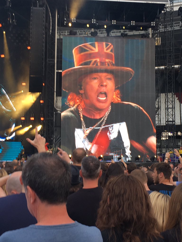 izakaminska's tweet photo. Axl rose just asked everyone to stop throwing plastic bottles around.. #gnr #everyonegetsold #brexithat https://t.co/wdi4Z2W9FJ