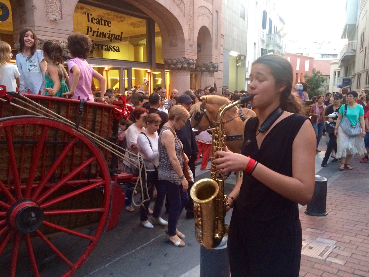 terrassateatre's tweet photo. Ja ha arrencat l'@ElixirPoetic! Comença La Ràtzia al ritme de les @theseysisters, cavalls i saxo! #Elixir2017 #JoSócElixir https://t.co/rop5Ibk2fK