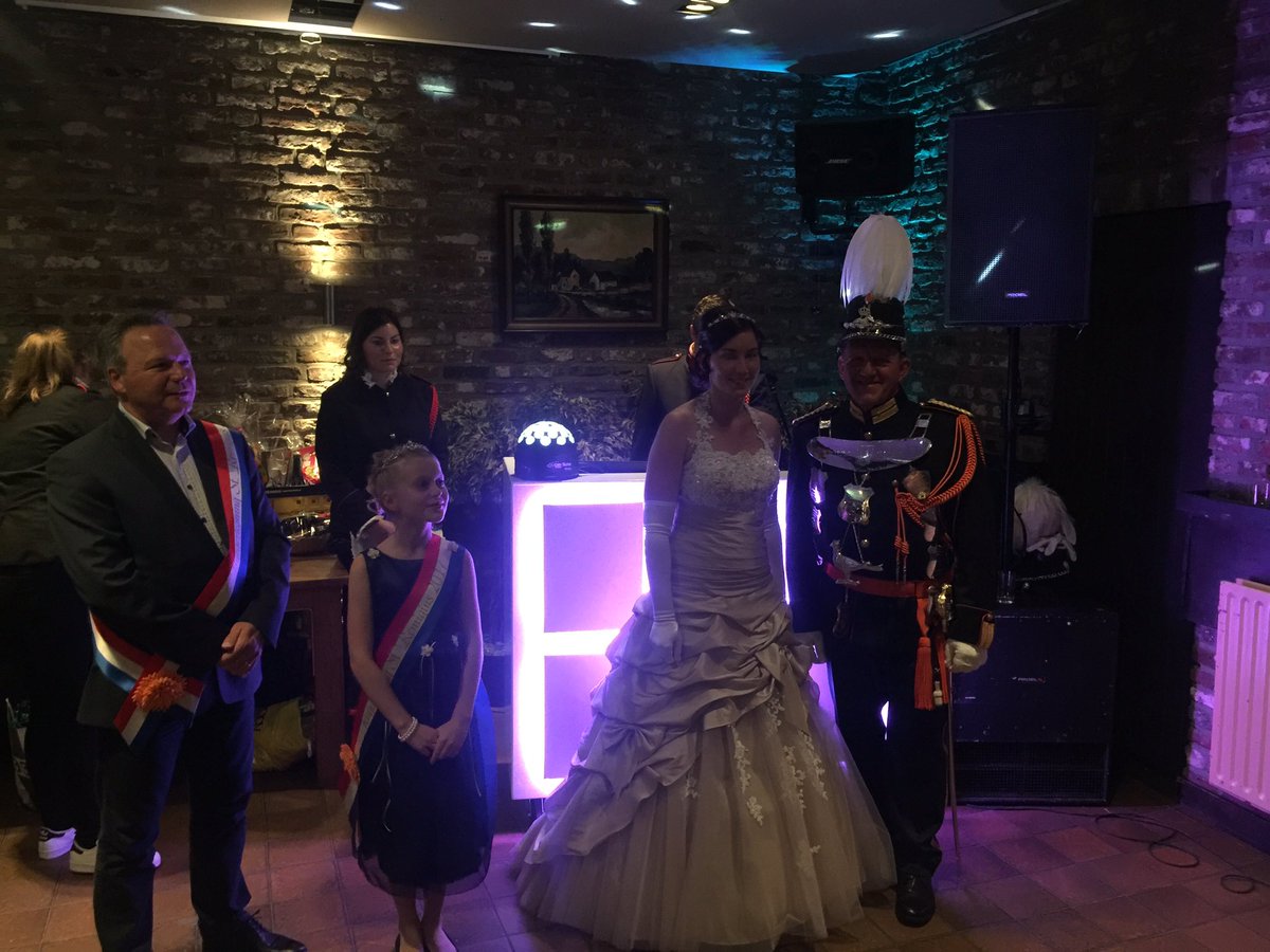 HoubieGui's tweet photo. Het prachtige koningspaar Jeff en Audrey straalt met Fenna (jeugdkoningin) en Jan (burgerkoning) aan hun zijde. @StRemigiusM @GemMeerssen https://t.co/JWYMtfk5tC