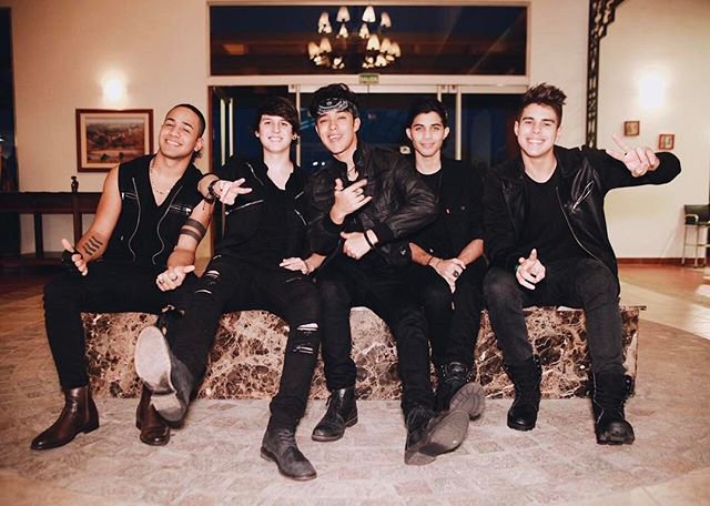 ChrisTeAmodoro's tweet photo. Mirando Asia la nada pensando en esos 5 hermosos chicos @cncomusic https://t.co/2YFFHsCjyZ