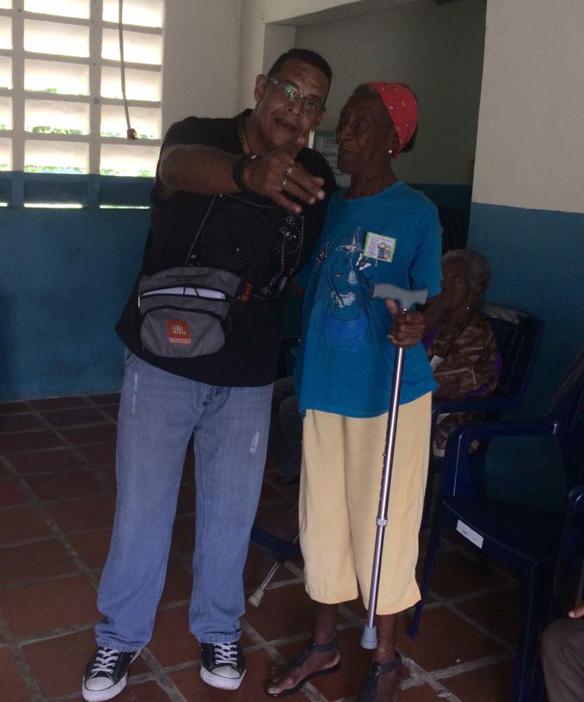 Miranda_Abuelos's tweet photo. #PasosFirmes entrega de bastón a la abuela Paula Ávila, beneficiaria de la casa de #Tapipa #16Jun https://t.co/ZsSaUeSMaC