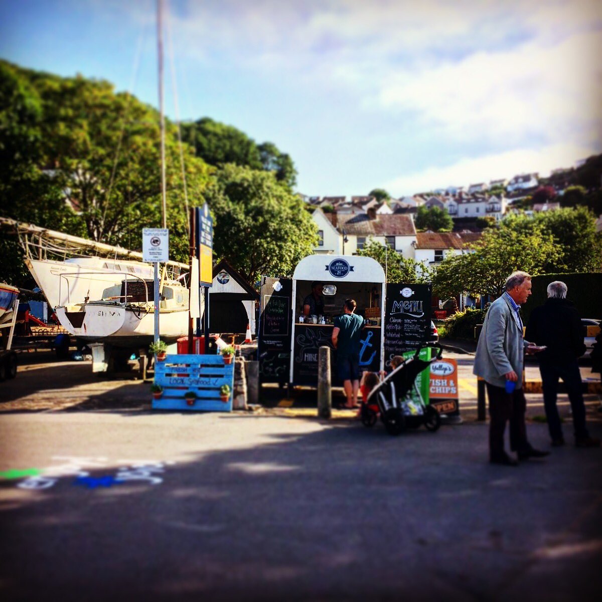 gowerseafoodhut's tweet photo. We were really busy tonight. Everyone loving fish, by the sea, in the sunshine. Pop down this weekend. We'd love to see you 🦀🐟☺️ https://t.co/BizFUdRNs0