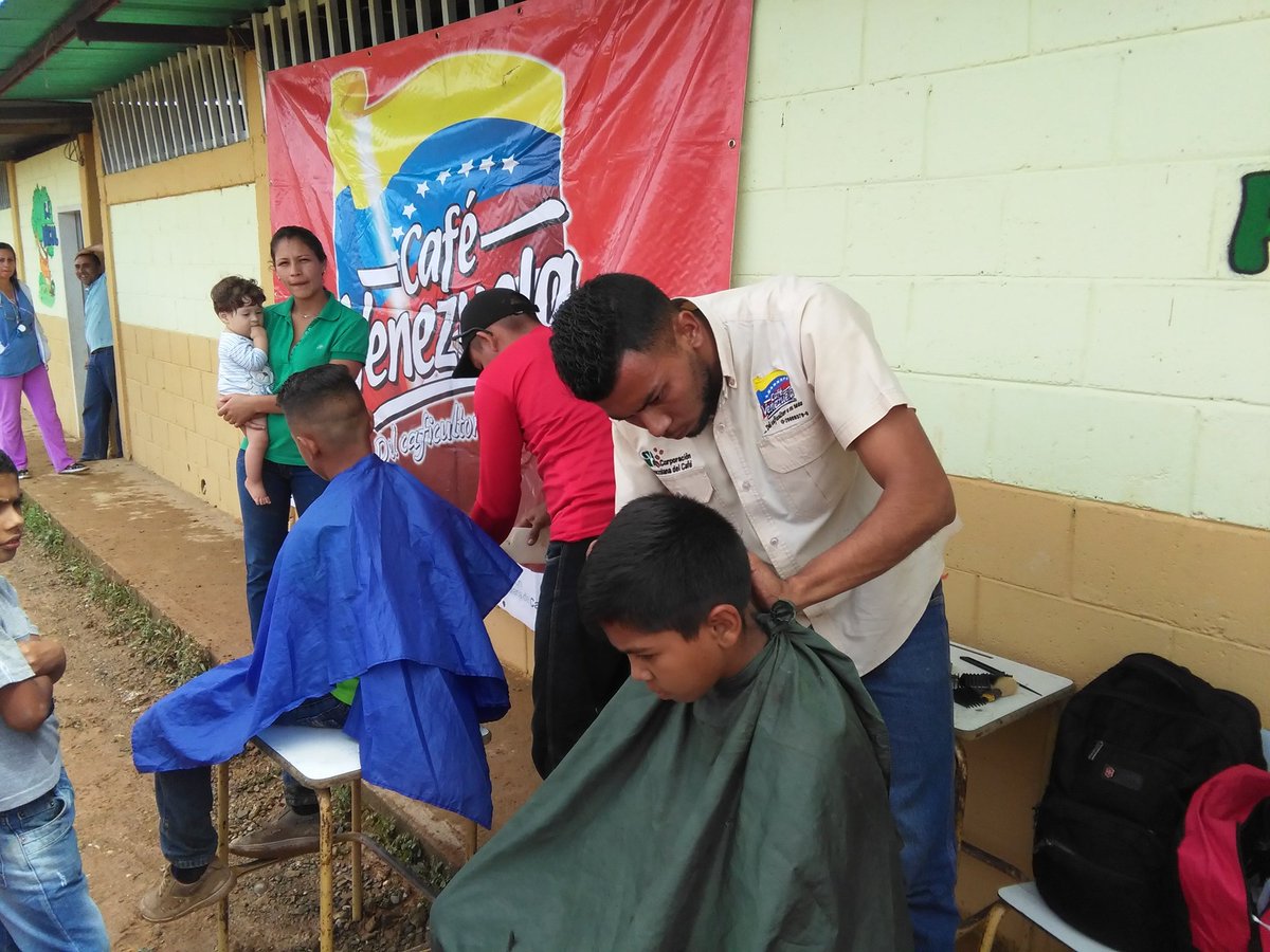 CafeVenezuelaSA's tweet photo. #16Jun |Pinta caritas, actividades deportivas, corte de cabello, bailoterapia y la popular sopa comunitaria no pudo faltar en la comunidad! https://t.co/vXmKgLH4Gn