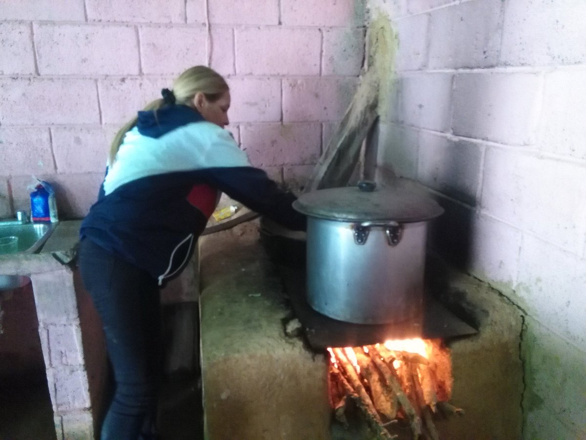 CafeVenezuelaSA's tweet photo. #16Jun |Pinta caritas, actividades deportivas, corte de cabello, bailoterapia y la popular sopa comunitaria no pudo faltar en la comunidad! https://t.co/vXmKgLH4Gn