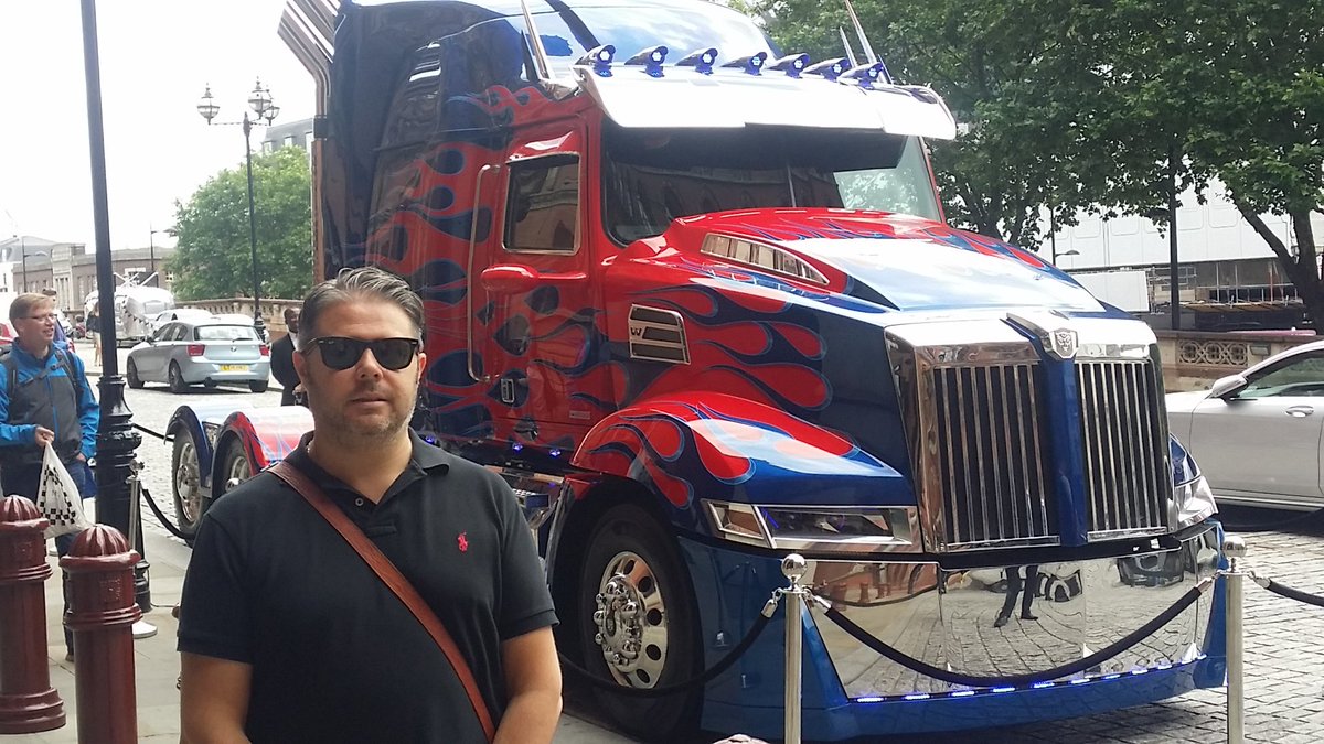 shaneminham's tweet photo. Me with Optimus Prime
#fuchyeah #movies #Transformers https://t.co/DLm5ecRK5k