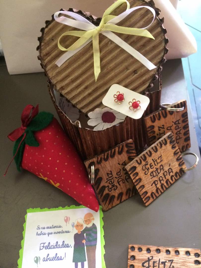 Miranda_Abuelos's tweet photo. #Manualidades recuerdos elaborados para la celebración del Día del #AdultoMayor y #DiaDelPadre en la casa de abuelos de #Tapipa https://t.co/pGqI8hqIQB