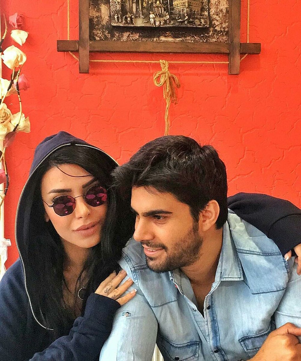 Huzunluuponcikk's tweet photo. Asklarıyla dillere destan olan ciftimizi biz ekranlarda görmek isteriz her daim 
#AdDid @KanalD @ShowTV @acunilicali @acunmedya @startv https://t.co/aavm5YCewf