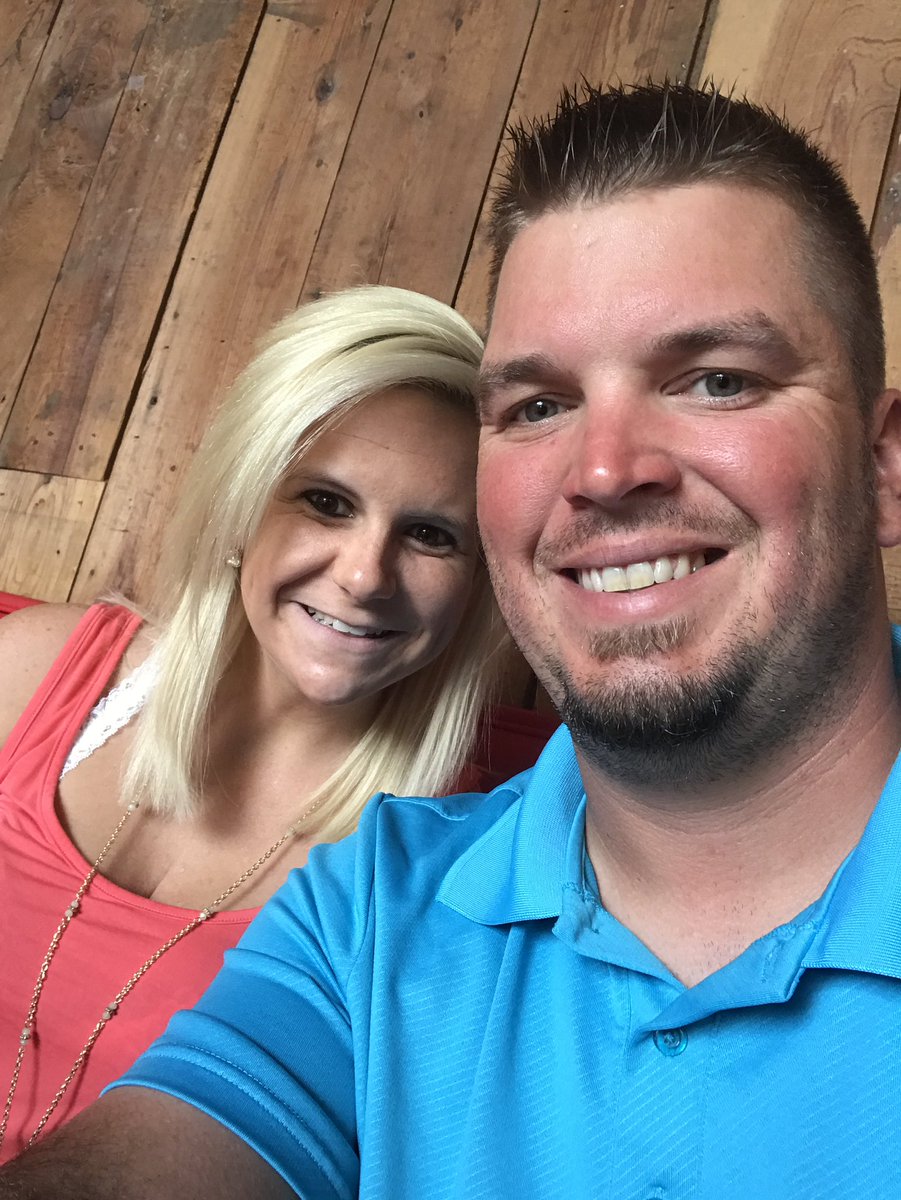 KyleMaxie15's tweet photo. A little late anniversary lunch date with my boo at Ed's Burger Joint! @jmaxie08 #ShePicked 🍔🍨 https://t.co/huYtHjVeuU