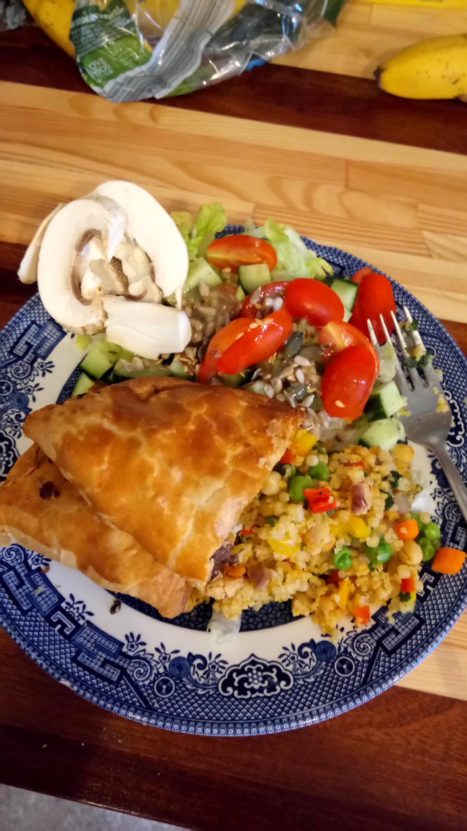 UJKiting's tweet photo. Can you tell I haven't eaten all day?!! #HomemadePasties is summer bulking a thing?!! LOL https://t.co/PIoqo0a1cO