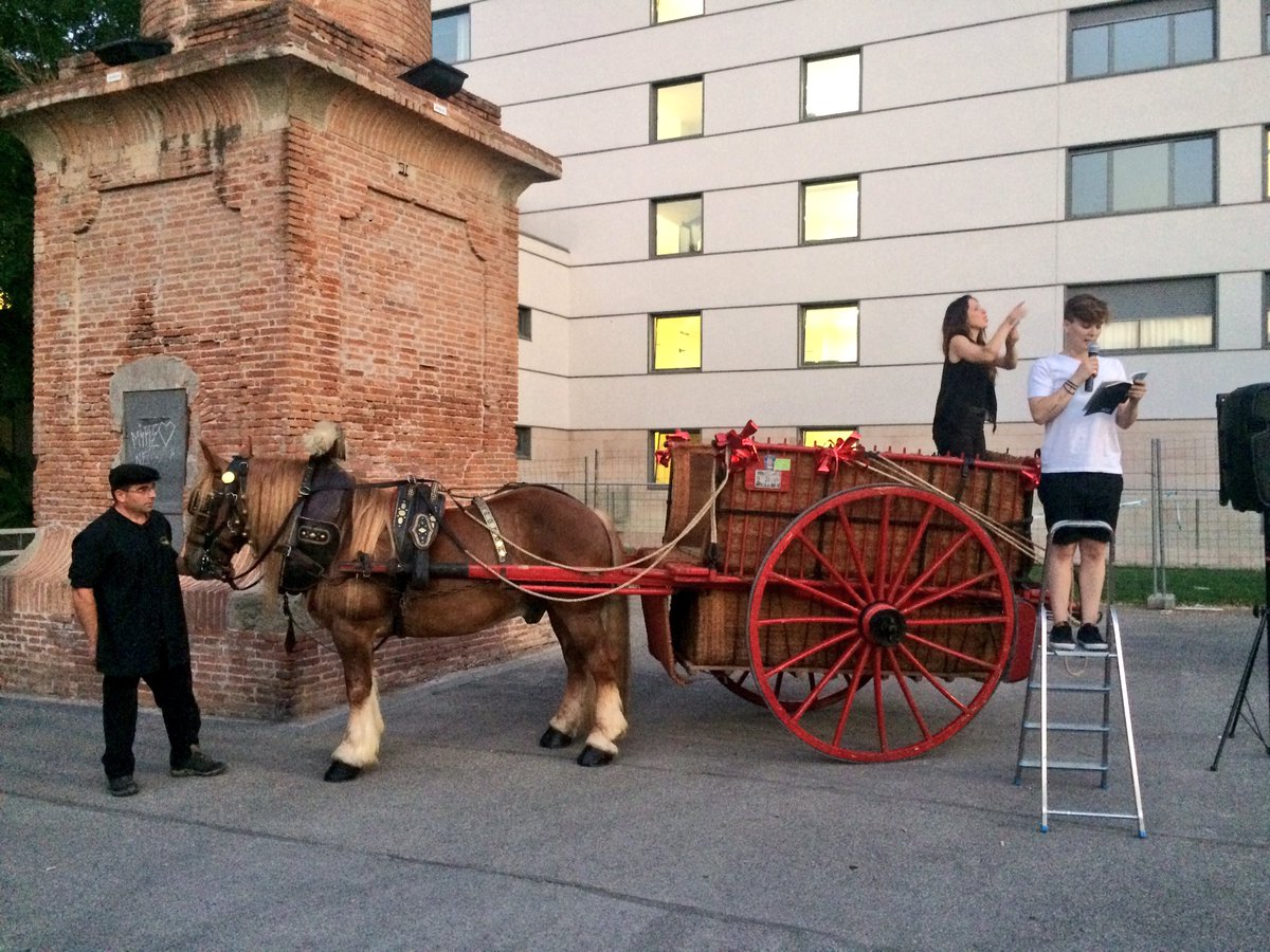 terrassateatre's tweet photo. Primera parada de l'@ElixirPoetic amb #AnnaGimeno i els seus poemes de #LetrasdeTitanio. #Elixir2017 #JoSócElixir https://t.co/17750Mfl2f