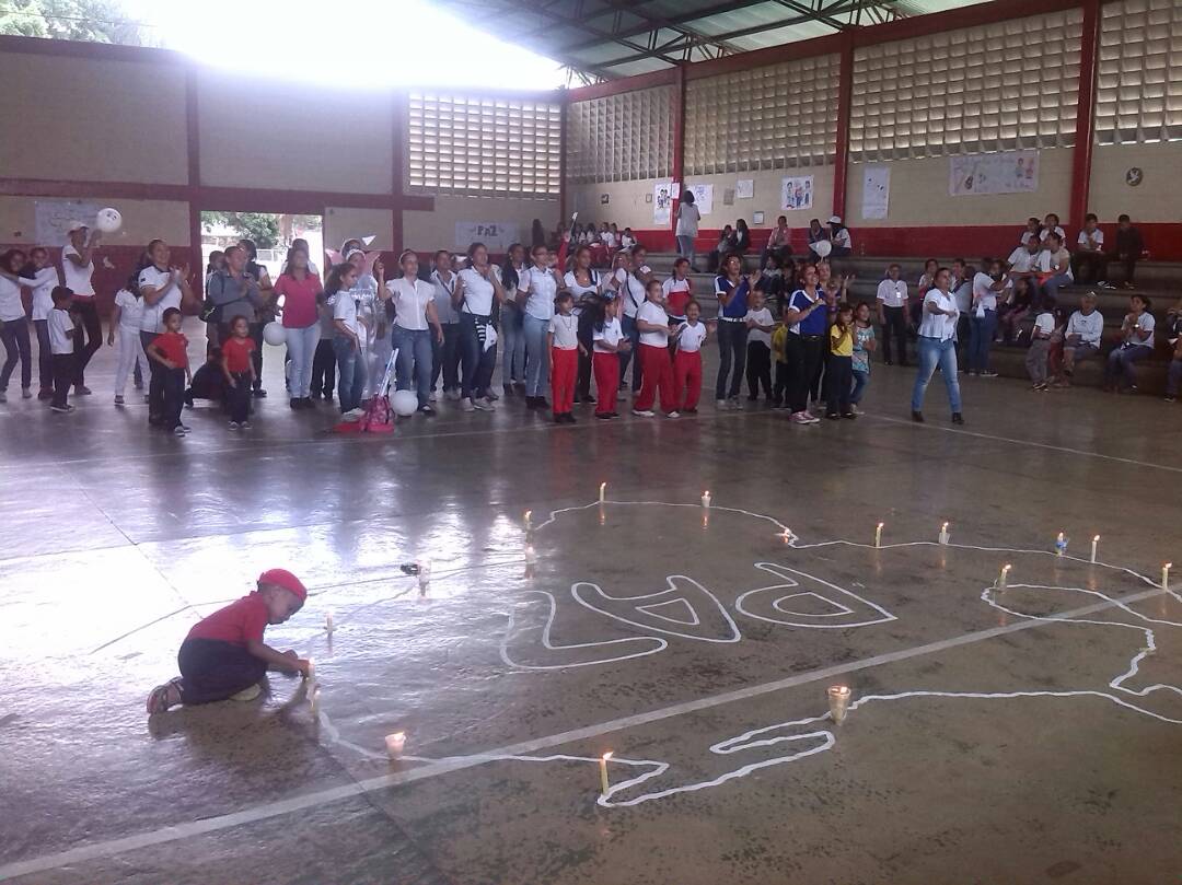 irisarraiz's tweet photo. @FeyACoromoto  @FyALaraLlanos #EnFamiliaporlaPaz https://t.co/YU22gjuaq9