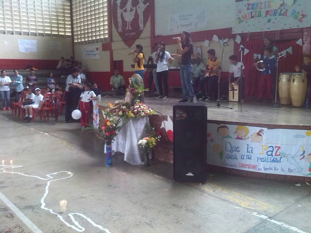 irisarraiz's tweet photo. @FeyACoromoto  @FyALaraLlanos #EnFamiliaporlaPaz https://t.co/YU22gjuaq9
