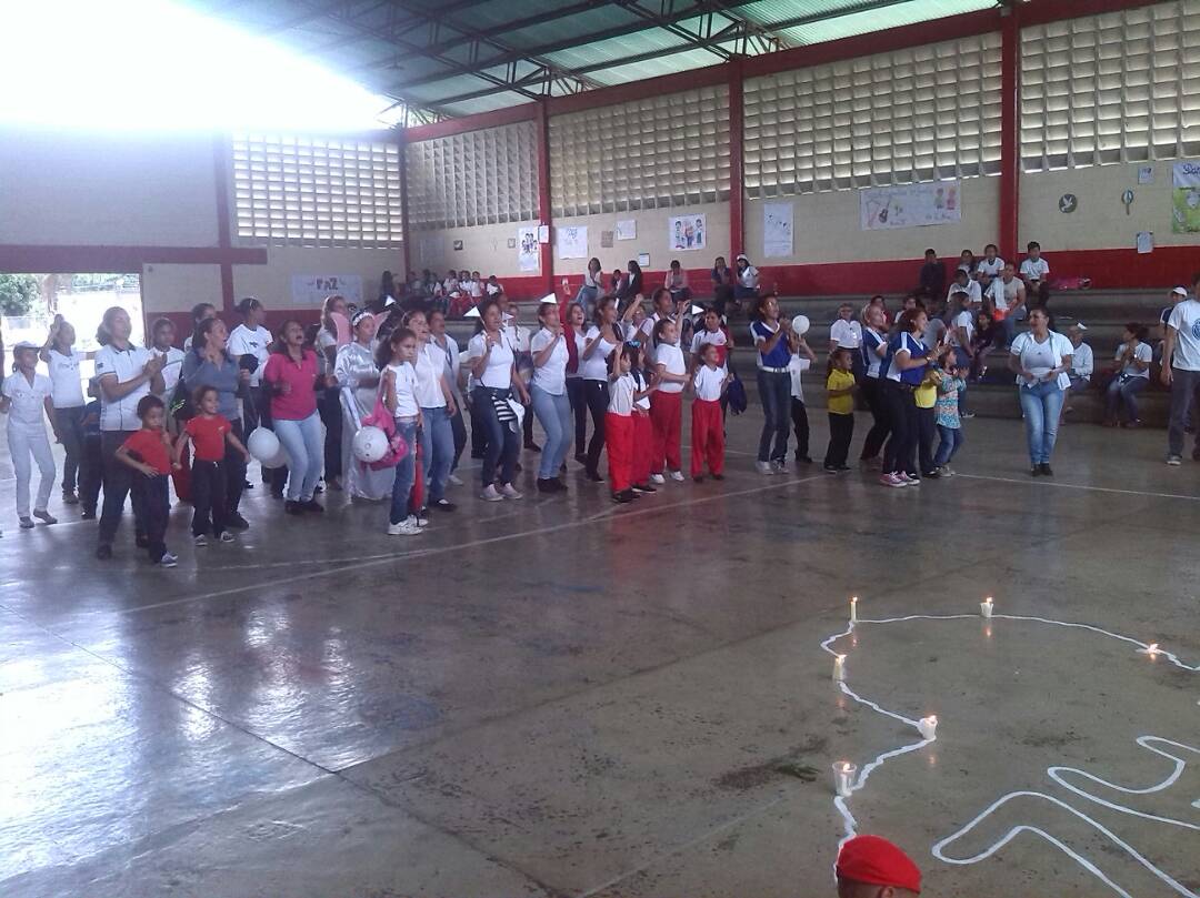 irisarraiz's tweet photo. @FeyACoromoto  @FyALaraLlanos #EnFamiliaporlaPaz https://t.co/YU22gjuaq9