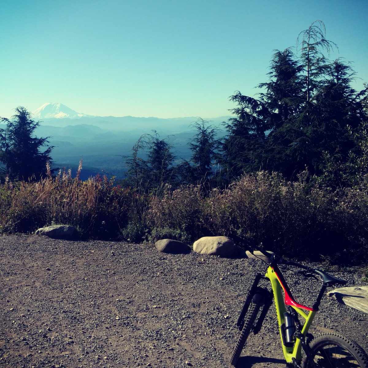 Happy #fullsuspensionfriday! Featuring 2017 Stumpjumper Comp Carbon. And some epic morning coffee views.