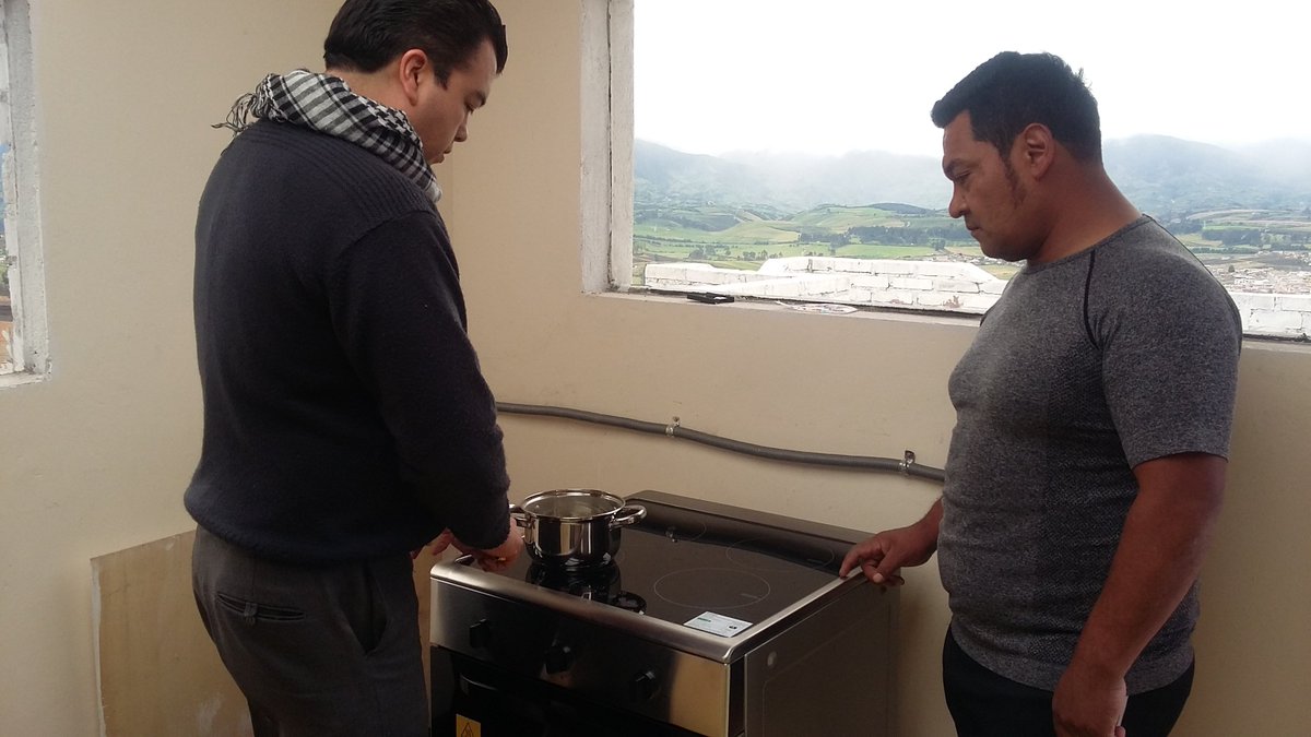 WendyAruiz's tweet photo. SRA. ÁNGELA OBACO BENEFICIARIA DEL BONO DE DESARROLLO REALIZO CANJE DE SU COCINA A GAS POR 1 @CocinaInduccion  CARCHI-MONTUFAR https://t.co/qmR29vKcTF