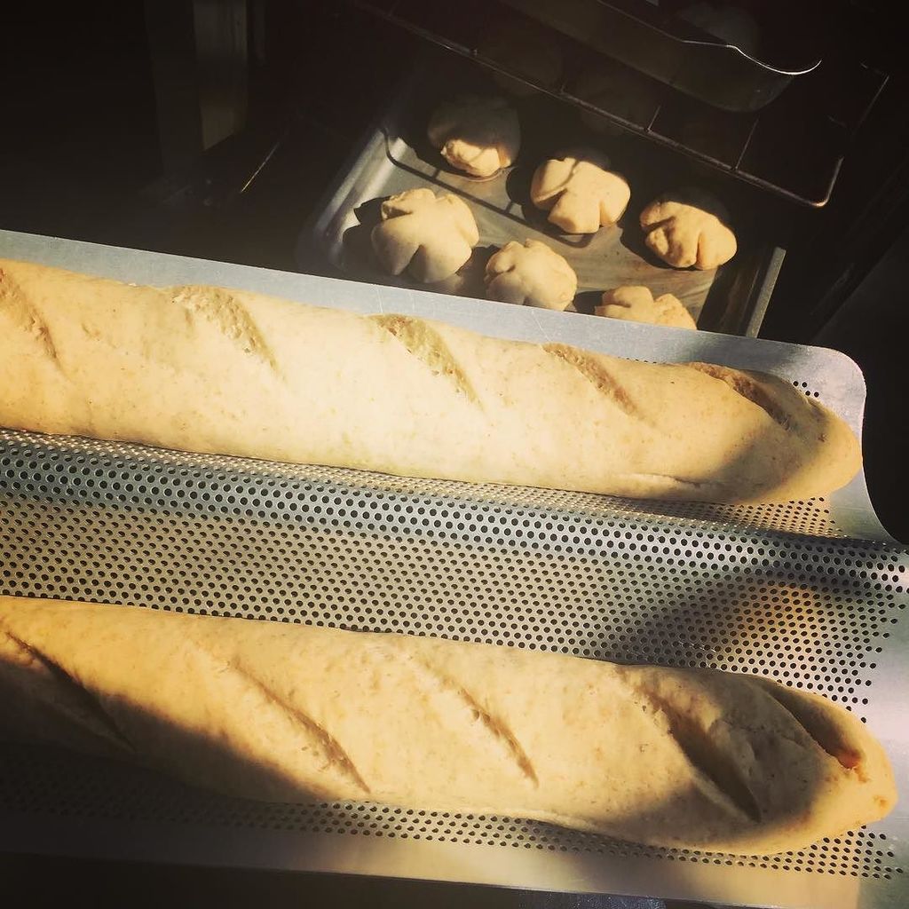 cozinhaconversa's tweet photo. Manhã produtiva: amigos estão de mudança e fizemos os "Pães Red Hot" (parece o símbolo da banda, dizem @os2nerds) … https://t.co/X4SH1G58L2 https://t.co/FAiklnSqTy