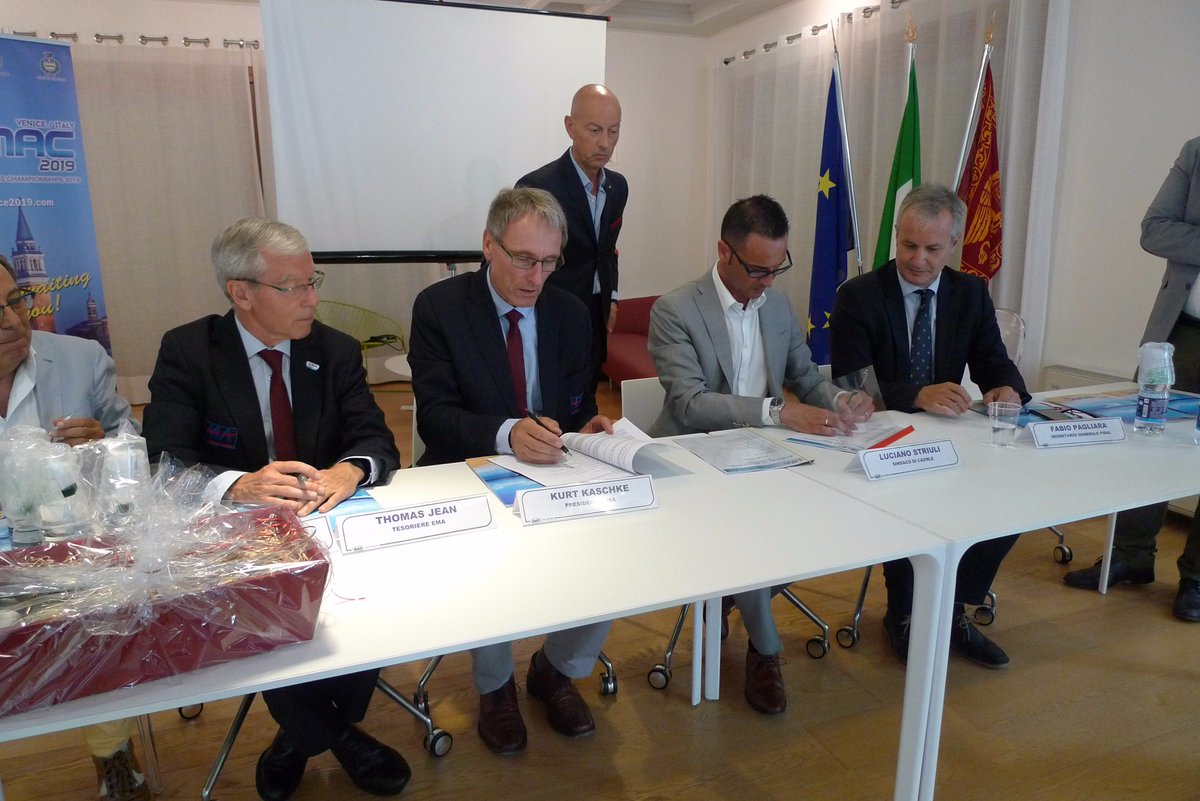 ComunediCaorle's tweet photo. Firmato oggi il contratto relativo all'organizzazione dei Campionati Europei Master di atletica leggera 2019: a Caorle, Eraclea e Jesolo! https://t.co/NlQmQFeXNx