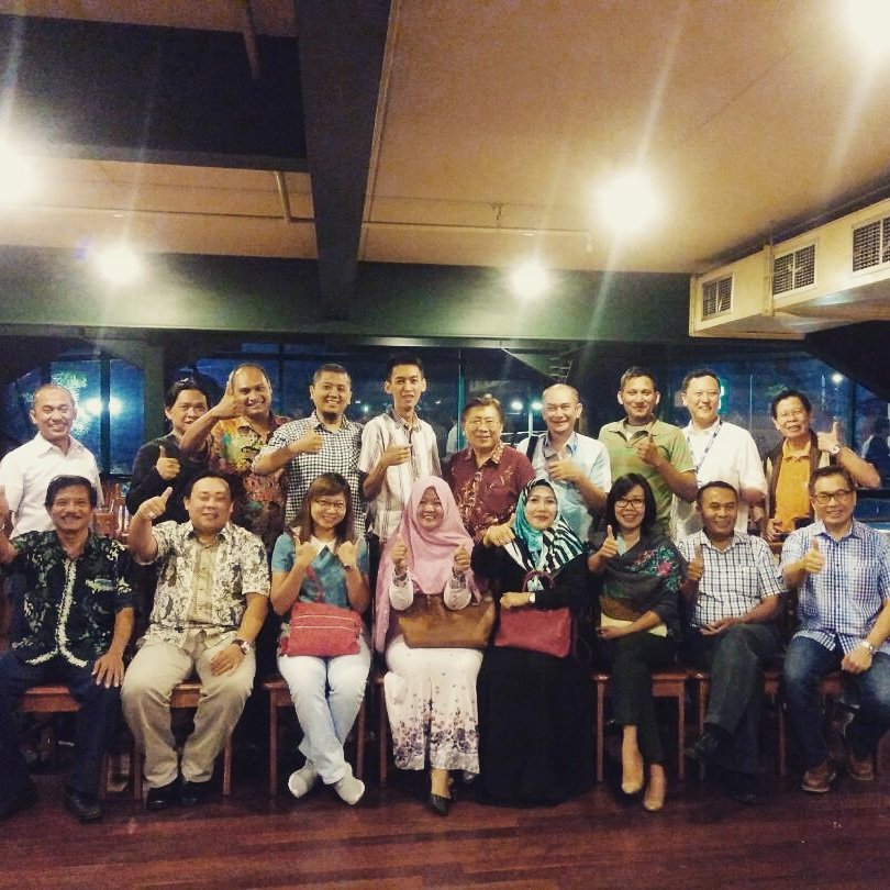 Aswata's tweet photo. BukBer Aswata Agency Jakarta dengan agen-agen Aswata untuk menyambut datangnya hari yang fitri. #bukber2017 #puasa #agencyjakarta #agency https://t.co/eKnBT0j6HQ