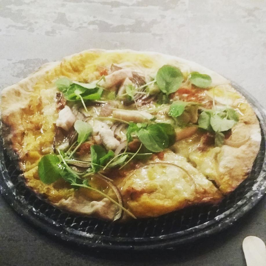 JM_Neira's tweet photo. La mejor #pizza que he probado ... en #arallotaberna este sitio es una pasada. https://t.co/EHk4WXl9JR