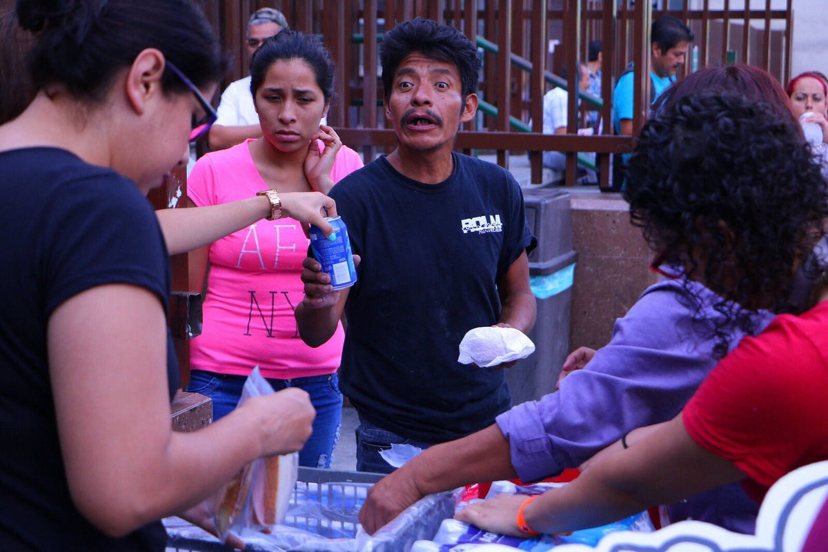 IgualdadNL's tweet photo. Los #HéroesPorNuevoLeón se organizaron para compartir alimento afuera de un Hospital esta mañana. 1/2 https://t.co/IQg8J8Pf4M