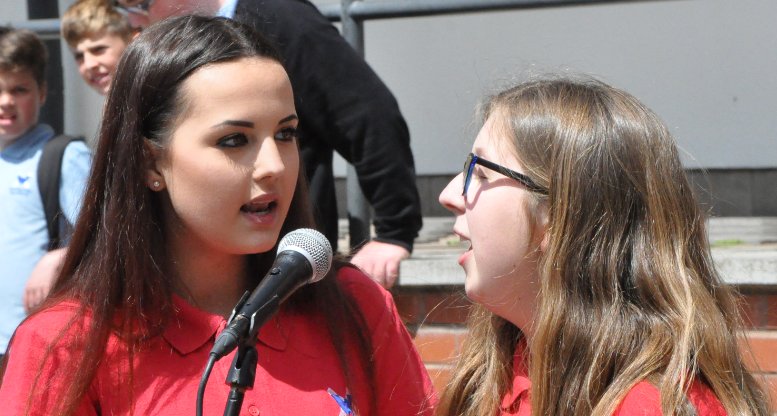 WhitecrossHigh's tweet photo. Amazing vocals #girlpower
@WhitecrossHigh Well done to all!
#music #sunshine 🌞😊👏👍👩‍🎤 https://t.co/GajNlbK2RF