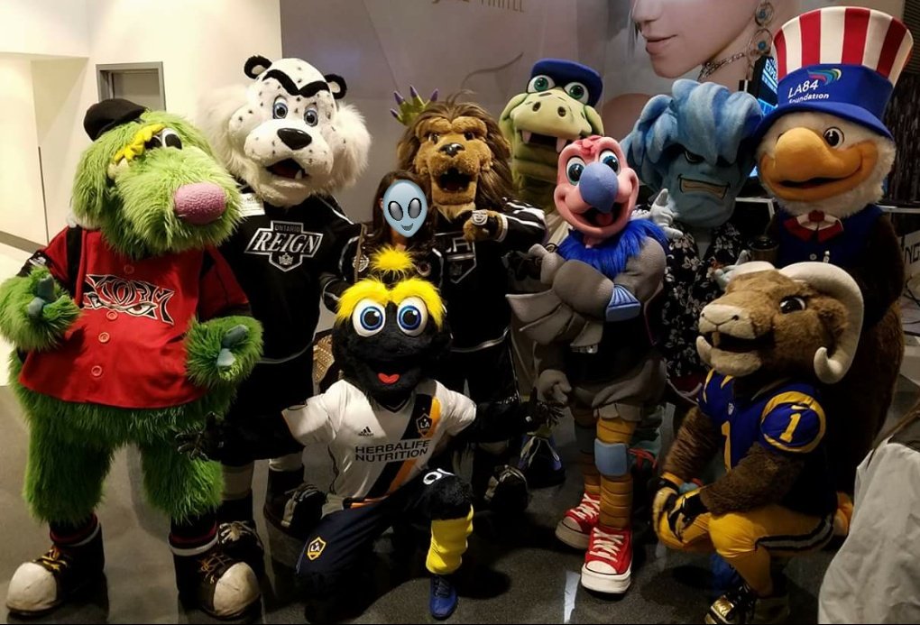 MascotDiaries's tweet photo. Happy #NationalMascotDay!  Shout out to everyone I've met or interviewed. Too many to name but you know who you are 😁 #mascotsmakelifebetter https://t.co/vEGbHfz5Vy