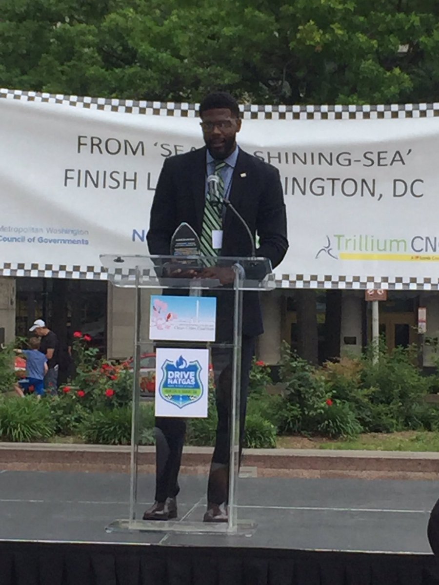 TransportProj's tweet photo. @DCDPW Director Chris Shorter provides remarks as he receives a leadership award at the #NGVRoadRally. #DC #cleanfuels #fleets #DCGov #DCDPW https://t.co/aGfX5TabSR