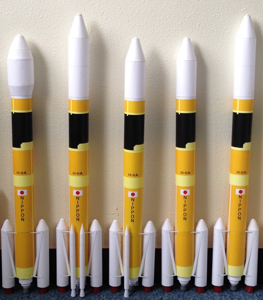 koukuki_bot's tweet photo. H-2A
NASDAと後継の法人JAXA、三菱重工が開発した人工衛星打ち上げ用液体燃料ロケット。2001年に1号機が打ち上げられて以来34機中33機が成功(2017年現在)。衛星によってフェアリングや固体ロケットブースタが違う。https://t.co/uHPOnO0VRY