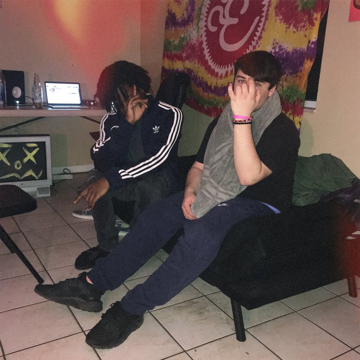 BOYFLOSS_ tweet picture